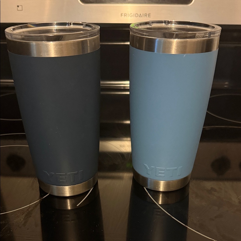 Yeti Dual Tumbler Set 20 oz- Dark Blue and Sky Blue